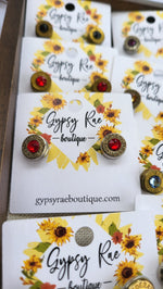 Kép betöltése a galériamegjelenítőbe: Bullet Stud Earrings - Gypsy Rae Boutique, LLC
