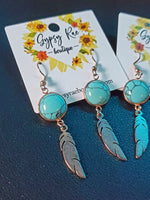 Carregar imagem no visualizador da galeria, Turquoise Feather Earrings - Gypsy Rae Boutique
