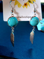 Carregar imagem no visualizador da galeria, Turquoise Feather Earrings - Gypsy Rae Boutique
