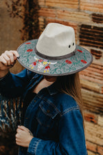 Cargar imagen en el visor de la galería, Cream Flower Embroidered Cowboy Hat - Gypsy Rae Boutique, LLC
