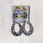 Kép betöltése a galériamegjelenítőbe: Cowprint Resin Earrings - Gypsy Rae Boutique, LLC
