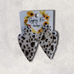 Kép betöltése a galériamegjelenítőbe: Cowprint Resin Earrings - Gypsy Rae Boutique, LLC
