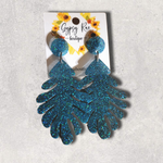 Kép betöltése a galériamegjelenítőbe: Leaf Resin Earrings - Gypsy Rae Boutique, LLC
