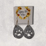 Kép betöltése a galériamegjelenítőbe: Paw Print Resin Earrings - Gypsy Rae Boutique, LLC
