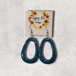 Kép betöltése a galériamegjelenítőbe: Regular Dangle Earrings - Gypsy Rae Boutique, LLC
