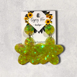 Carregar imagem no visualizador da galeria, Flower Resin Statement Earrings - Gypsy Rae Boutique, LLC
